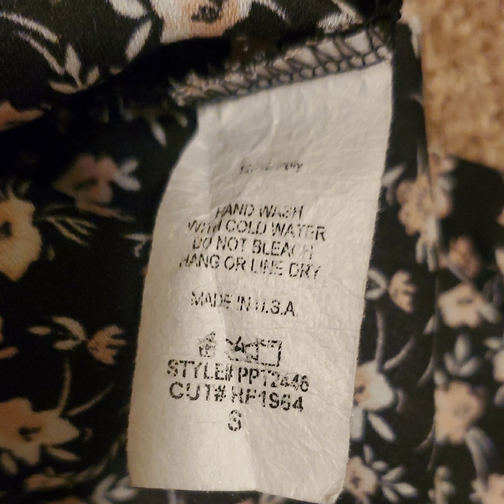Peach Floral Black Top by Perfect Peash. Size Small - Picture 7 of 7